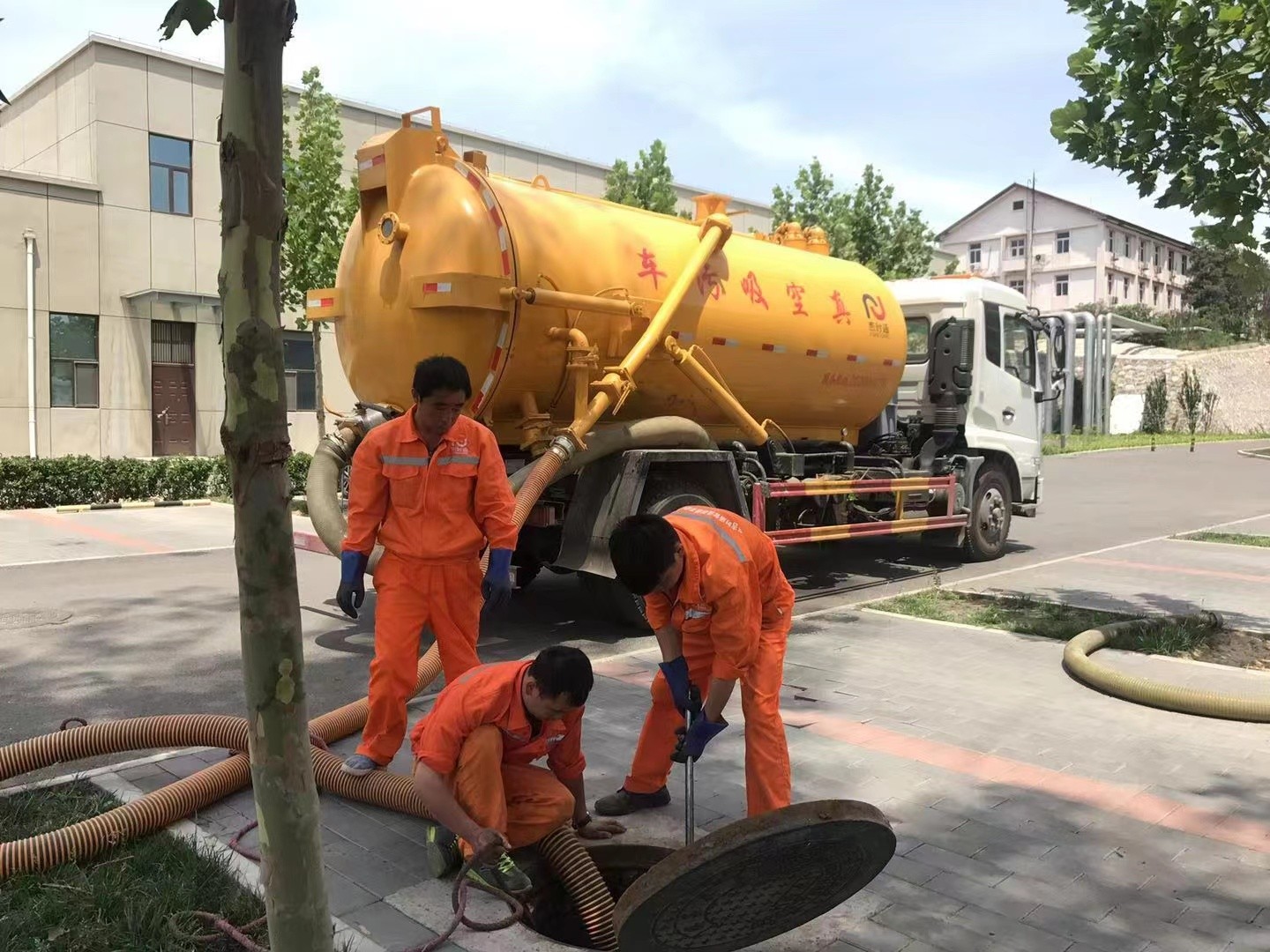 嘉陵管道疏通车停在窨井附近