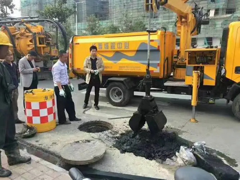 嘉陵街道：网格员化身“清道夫”，为民解忧疏通“堵心”化粪池