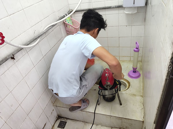 嘉陵肥皂掉到马桶里把马桶堵住了怎么办？马桶堵住了怎么办