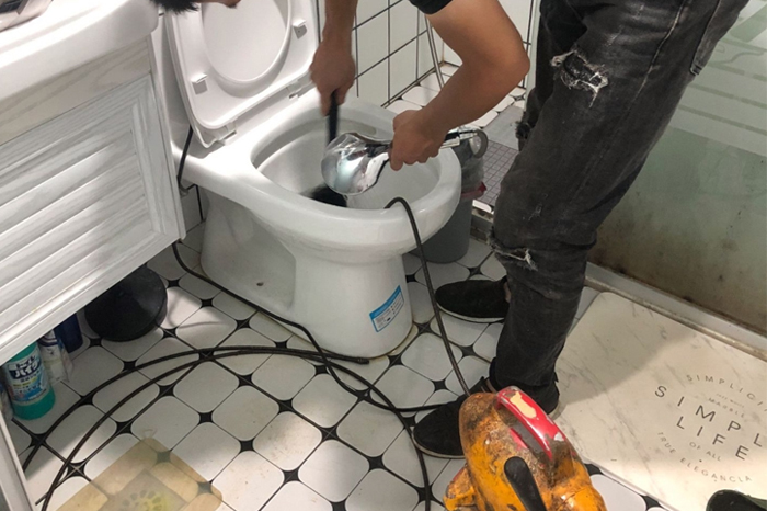 嘉陵马桶堵塞自己疏通还是找师傅？专业上门服务让你省时更省心